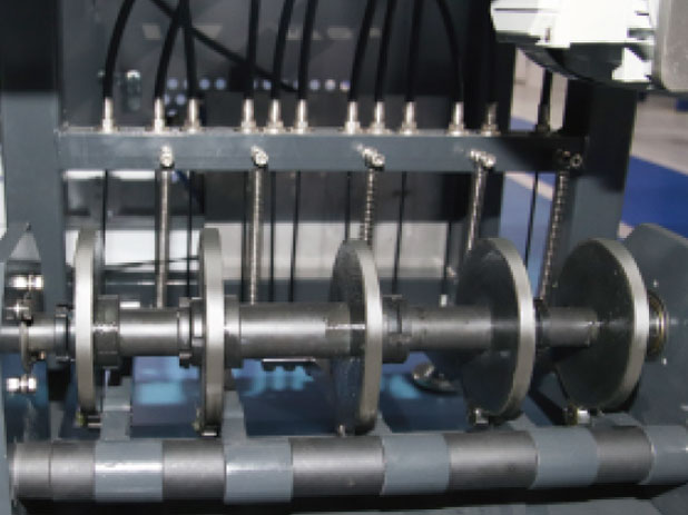 Le contrôle mécanique de la came est adopté pour la reliure à quatre glissières